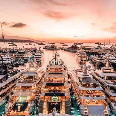 Luxury Monaco ! 7 Mins Walk To Casino Square ! Yacht Show ! F1 ! 15 Sec To Monaco ! *