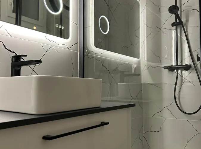 Luxury Monaco ! 7 Mins Walk To Casino Square ! Yacht Show ! F1 ! 15 Sec To Monaco ! *